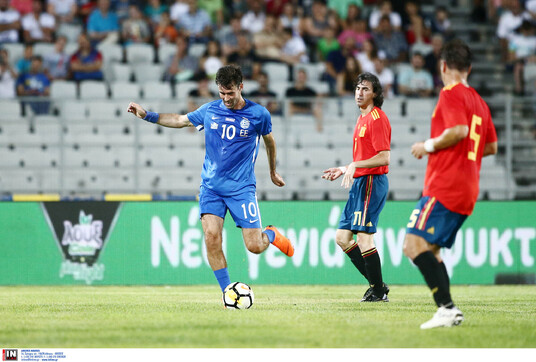 Loux plays ball with the "Legends" of the Greek National Team 2004